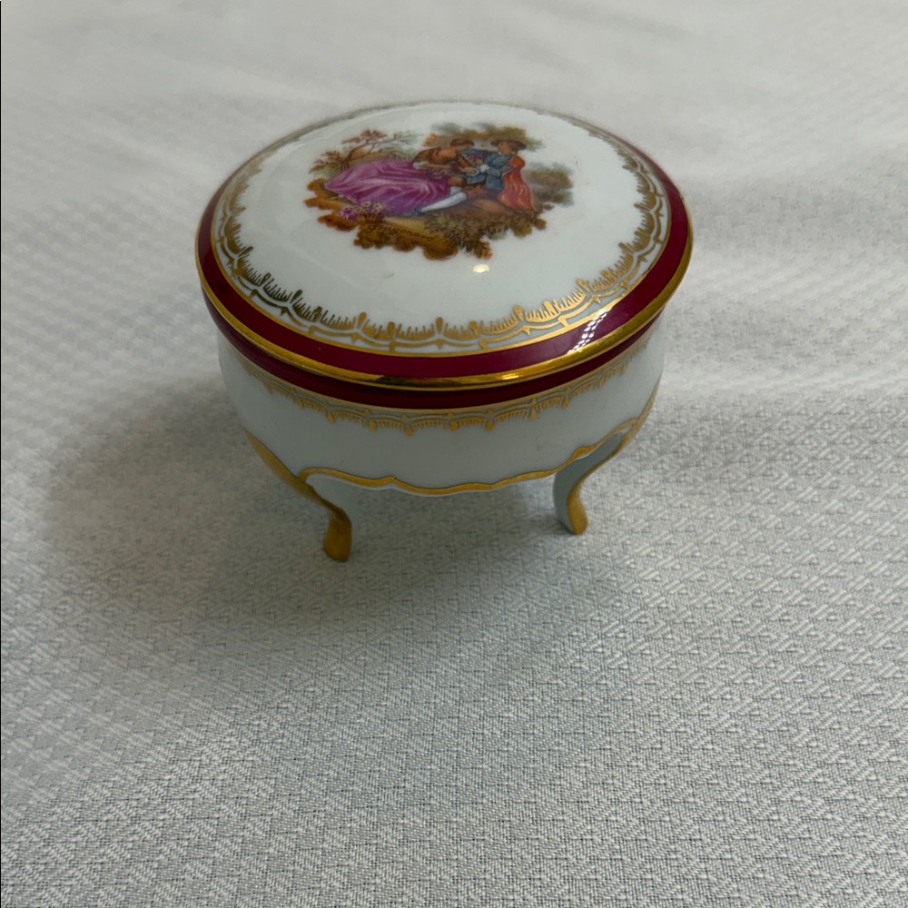 Vintage Limoges France‎ Porcelain Footed Trinket Box Romantic Courting Couple